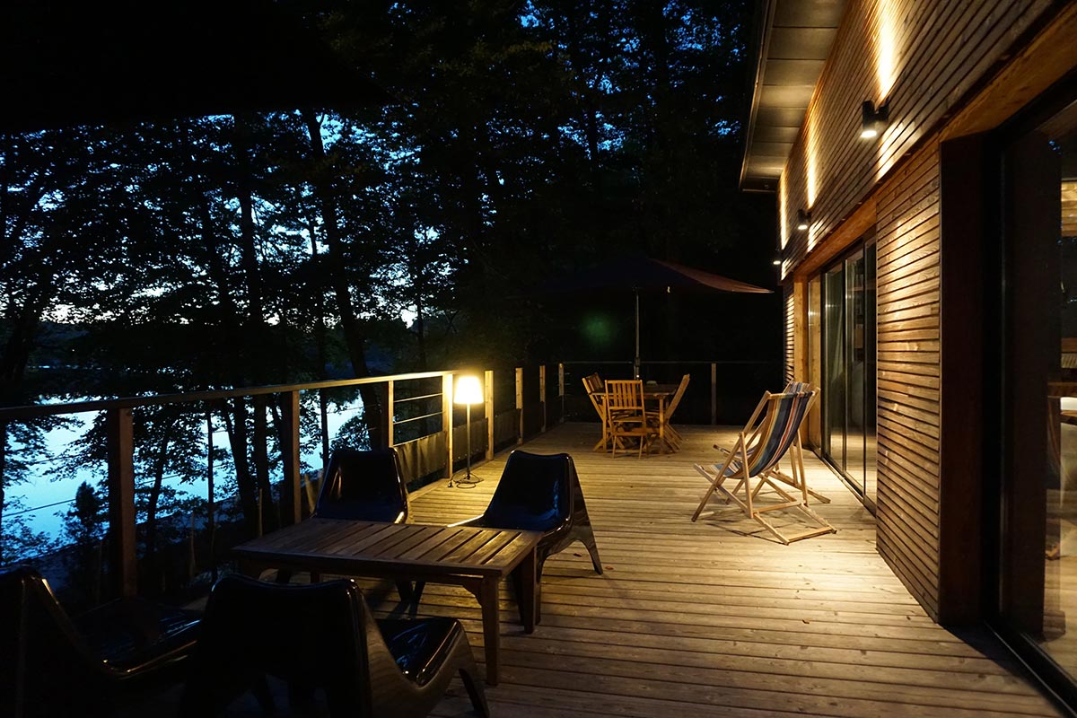 Gîte de Lestrade - Lac de St Etienne Cantalès - terrasse sur le lac