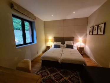 Gîte de Lestrade - Lac de St Etienne Cantalès - Une Chambre avec deux lits séparés